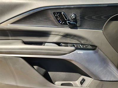 2025 Cadillac LYRIQ Luxury 2