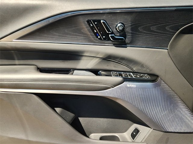 2025 Cadillac LYRIQ Luxury 2