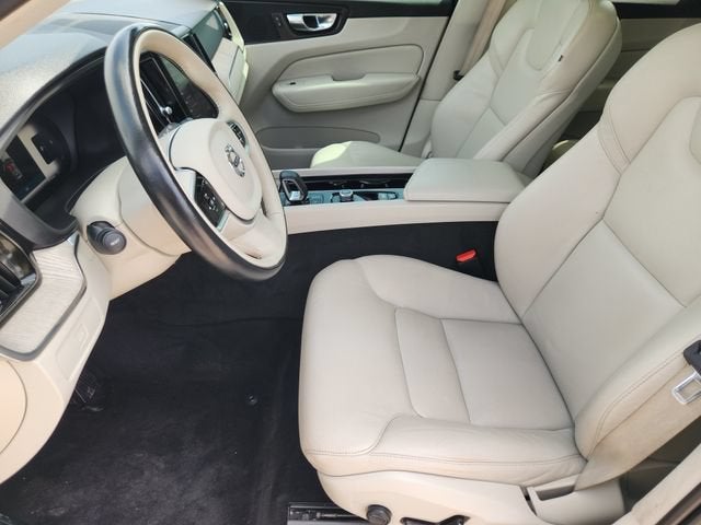 2023 Volvo XC60 Plus Bright Theme