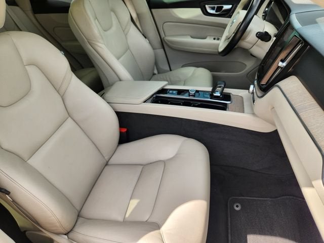 2023 Volvo XC60 Plus Bright Theme