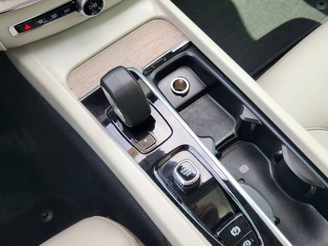 2023 Volvo XC60 Plus Bright Theme