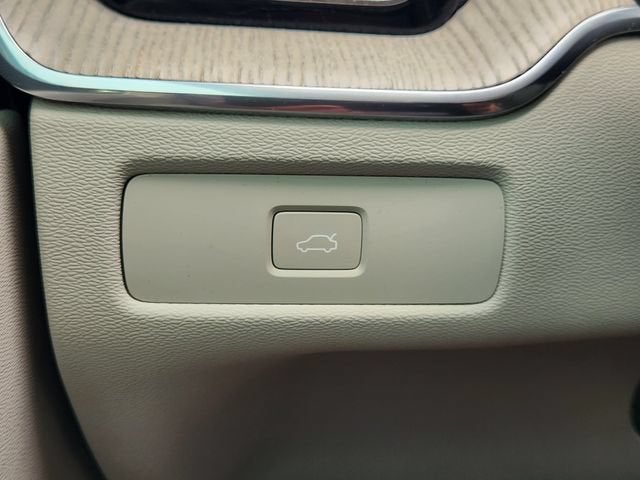 2023 Volvo XC60 Plus Bright Theme