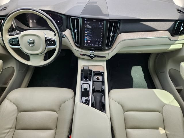 2023 Volvo XC60 Plus Bright Theme