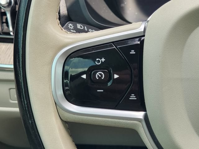 2023 Volvo XC60 Plus Bright Theme